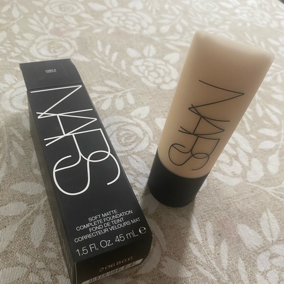 Siberia Light 0 NARS silver ft matte complete foundation - Picture 4 of 4